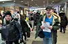 Jan Helge Vassbø leiar ei ny gruppe ut av togstasjonen i Krakow og om bord på ein buss. Han anslår at han har vore med på å sende 500 flyktningar til dei nordiske landa. Foto: Torstein Bøe / NTB