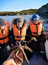 – Se en sjøstjerne! Ole Breistig, Felix Maximilian Thomas og Theo Wegner Vierdal syntes det var spennende å se hva teinene inneholdt.