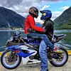 Salm Johan Tveit og sambuaren Veronica Tellevik Varberg på kaia heime i Odda. FOTO: PRIVAT
