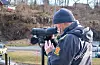 Politiførstebetjentbetjent Kjetil Nesbu i UP følgjer trafikken på E39 på Haukås i kikkert. Kort tid etter at dette bildet blei tatt, blei kontrollen avslutta til fordel for politijakt.