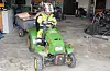 Gabriel køyrer traktor med hengjar for å frakta veden ned til busskuret der han skal seljast. FOTO: GUNNHILD LØNNING