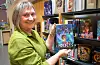 Bibliotekar Anita Ramsdal merkar at teikneseriebøker er populære.