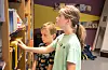 Viljar Møller Fosstveit og storesøstra Amelia Møller Fosstveit brukar god tid på biblioteket.