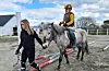 Martine Robberstad Vold fekk premie for beste kostyme i gymkhana 1.-4. klasse. Dei eldre deltakarane hjalp dei yngre, her er det Vilde Enerstvedt leier Donnie Darko.