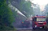Brannvesenet jobba intenst med å få kontroll over grasbrannen på Bømlo tysdag og natt til onsdag. Onsdag morgon blussa brannen opp igjen. Foto: Jan Kåre Ness / NTB / NPK