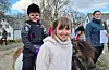 Det er straks Alva Eline Skeie (9) og Thunder sin tur til å prøva seg på gymkhana-leikane. Vienna Vikse er leiar.