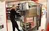 Det har auka jamt på med pakkar på Coop Extra, skreiv Vestavind i mars 2018. Her er det Janina Killingrød som tar seg av dei nyankomne eskene. Arkivfoto