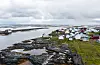 Veiholmen på Smøla med molo over Singsholmen som vernar busetnaden. Frå boka.