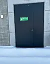 Hugs å fjerna snø frå rømmingsvegar. Det er lurt å gjera det før mildvêret kjem og snøen blir tung.