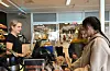 Nokon kjem for å henta seg lunsjmat, andre for å kjøpa kaffi og litt søtsaker som skal nytast på staden. Til høgre Malika Magomadova og dottera Selima. Bak disken står Helene Halleraker.