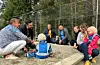 – Sjå! Der kjem det visst enda ein som vil vera med å leika i sandkassa! Anna Fagerland Tverfjell (2) og Petter Bua Helvig (2) brydde seg lite om alt valpratet som gjekk over hovuda på dei, kjekkast var det å få gjestene med på leiken. F.v. Astrid Aarhus Byrknes (2. kandidat for KrF i Hordaland), Dag Inge Ulstein (utviklingsminister og 1. kandidat KrF Hordaland), Jarle Jacobsen (Sveio KrF og fylkestyremedlem), Sindre Olsen (politisk rådgjevar), Ylva Bang (fylkessekretær i Vestland), Marianne Folgerø (pedagogisk leiar og barnehageeigar).
