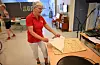 Torun Valen Frøkedalen viser fram nokre av dei mange potetkakene som skulle etast.
