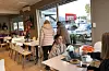 På nyopningsdagen, fredag, strøyma kundane på hos Haugli bakeri i Sveio senter. Til høgre nærast Malika Magomadova med dottera Selima (11).