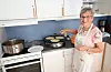 Margrethe Vikse i full gong med å steika pannekaker.