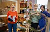 Aktivitør Mirijam Simonsen (i midten) og kokk Anne-Grete Ditløvsen viser fram nokre av produkta som er til sals. Til venstre Solveig Brynjelsen, ei av dei tilsette som har medverka med strikketøy. Foto: Einar Vestvik