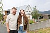 Ekteparet Sander Hettervik og Therese Antonsen Hettervik har flytta ftå Haugesund til Skjold for å overta selskapslokalet Fjosen.