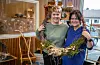 Aktivitør Mirijam Simonsen og kokk Anne-Grete Ditløvsen på den opne marknadsplassen på SOS. Foto: Einar Vestvik