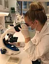 – Her ser eg på histologi, som er vevslære, både friskt og patologisk-vev (med sykdom), forklarar Cecilie King Johannessen. Bildet er frå i haust.