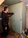 Mariusz Buryj, vaktmeister på Ryvarden kulturfyr, ein en av teamet som har pussa opp fyrmeisterbustaden.
