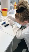 – Her er eg i prosessen med å laga gelelektroforese, som er ein enkel måte for å skilja ut DNA, og bruka DNA-sekvensane vidare. Kan bli brukt i rettsmedisin, seier King Johannessen. Bildet er frå i haust.