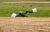 Ein traktor fraktar rundballar på ein åker ved Gammel-Kleppe i Vågåmo. I jordbruksoppgjeret får bøndene 10,9 milliardar kroner til auka inntekt og kostnadskompensasjon for 2022 og 2023. Foto: Stian Lysberg Solum / NTB / NPK
