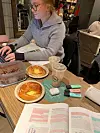 Det er viktig å skifta på omgivnadane, seier Cecilie King Johannessen. Her er ho på kafé med studievenninna Victoria Skjerve Slette.