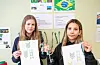 Hermine Uri og Louisa Nygård viser fram skisser og ferdige armband i Brasil sine nasjonalfargar som deira gruppe har laga.