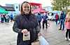Kristine Thorkildsen frå Stord handla ei bursdagsgåve på haustmarknaden. – Det var flott at det var musikk, ein kjekk marknad, seier ho.