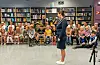 Tidlegare ordførarar Linn Therese Erve (Ap) på eit av Sveio folkebibliotek sine Sommarles-arrangement.