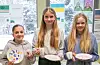 Rajana Magomadova, Dina Langhelle og Lilja Wistrøm har malt på porselen etter mønster frå Ukraina.