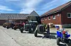 Jonathan Haugland og to kompiser (Simen Flatnes og Olav Matre) hadde samlet og pyntet flere eldre og staselige traktorer til 17. mai i Einar Øklandsveg, Valestrand.