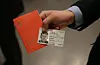 Det kan vera lurt å bestilla nasjonal ID-kort samtidig som du bestiller pass. Foto: Politiet