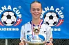 Emma Heiberg-Andersen Katla med troféet etter at FKH gjekk til topps i J17-klassen i Dana Cup.