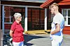 Torun Valen Frøkedal og Sebastian Rossehaug preiker i sola om kor godt med tilbod som sykkelturar.