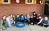 Elevar i 3.- og 4.-klasse ved Auklandshamn skule. Batteria i sekken er berre ein brøkdel av alt dei har samla. Frå venstre: Maria Selland, Madeleine Rush Lien, Marlene Helgeland Tverfjell, Aron Årre, August Mokleiv, Mathias Aga Bjørge, Oddvar Gravelsæter-Gravdal, Tormod Kyvik, Torvald Velde, Hugo Rossehaug, Erlend Vestvik Andersen, Lars Fagerland Tverfjell. FOTO: PRIVAT