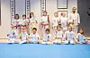 Sveio karate si mellomgruppe. Bak frå venstre: Trym Skjelnes, Nathaniel Våga, Frida Søvik, Andreas Talle, Kåre Grinde Vikse, Leon Bråtveit Økland, MOrten Kolbeinsen.Foran frå venstre: Marie Misje Hegglund, Jayden Pakai, Odin Miljeteig, Freya Miljeteig, Nora Søvik, Pia Grinde Vikse og Eline Østerhaug.FOTO: THOMAS VALLESTAD DRAGESET