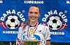 Vilde Remøy Bertelsen med trofeet etter FKH J17 sin siger i Dana Cup.