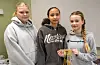 Hanna Bua Semb, Marte Espevoll og Mia Wilkins har laga smykke med utgangspunkt i tradisjonar frå Kenya.