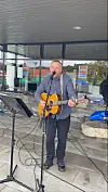 Trubadur John Anders Semb spelte fleire songar for tilhøyrarane.