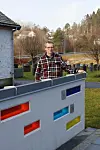 Kyrkjeverje Ottar Krakk ved minnelunda på baksida av Førde kyrkje, der ein kan festa på namneplater til avdøde som blir kremerte og sett ned i urnefeltet. Bildet er frå 2019.