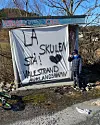 Olai Haaversen er elev ved Førde skule. Her gir han tommelen opp til kamera – han er klar for å sjå kortesja frå Drange.