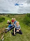 Susanne Toft er mor til skulebarna på Ida (7), Asbjørn (8) og Jacob (10). Jacob (midten) er den einaste i sin klasse utan smarttelefon.