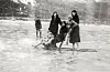 Unge damer på Sandvinsvatnet i Ullensvang rundt 1930. Foto frå boka: Kraftmuseet
