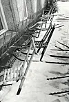 Sparkstøttingar som ventar på at skuleklokka skal ringje ut etter siste time ein gong på 1970-talet. Foto frå boka: Østlendingen