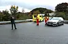 I Vågedalen, i krysset ved Gullvegen, blei vegen stengt under aksjonen. Til venstre i biletet, John Kristian Espeland frå politiet.