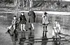 Leik på isen i Levanger i 1930. Foto frå boka: Levanger fotomuseum