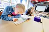 Det er spennande å byrja på skulen. Nokre elevar er kjende med bokstavar før dei kjem i klasserommet for fyrste gong, andre ikkje. Her skal dei ta i bruk både digitale og tradisjonelle læreverktøy.