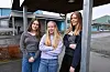 Gunn Snefrid Sakseid Økland (midten), Isabella Dirdal (t.h.) og ein medelev er tre av elevane som inviterer til kabaret i regi av avgangsklassane på Sveio skule neste veke.FOTO: TORSTEIN TYSVÆR NYMOEN