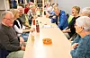 Etter dansinga er det tid for kaffi, noko å bita i og mykje latter. FOTO: THOMAS VALLESTAD DRAGESET