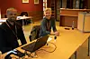Håvard Tvedte og Kristin Brekke Hovland var to av dei som tok imot stemmer i Førde samfunnshus.
